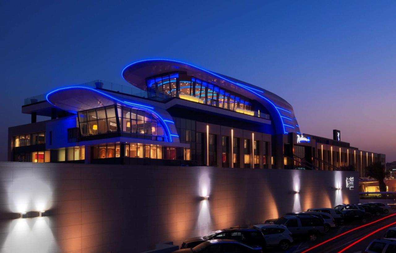 Radisson Blu Hotel, Kuwait Κουβέιτ Εξωτερικό φωτογραφία The terminal at night