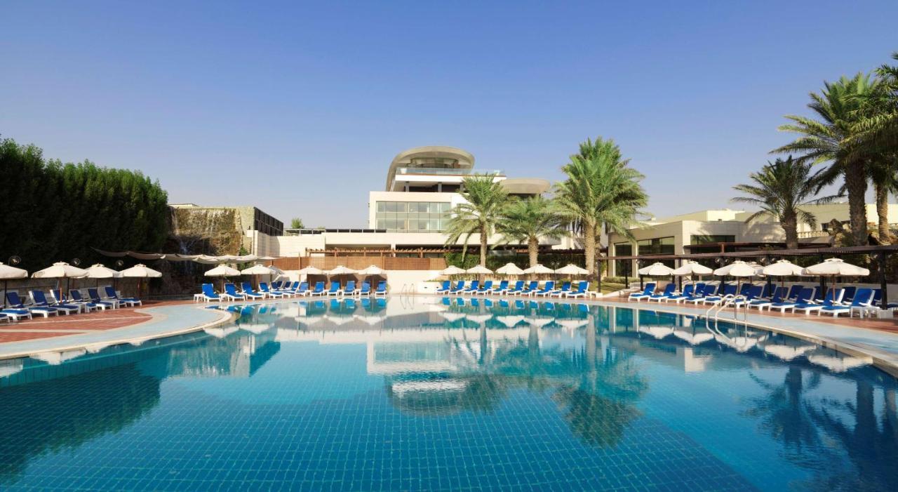 Radisson Blu Hotel, Kuwait Κουβέιτ Εξωτερικό φωτογραφία The swimming pool at the Jumeirah Creekside