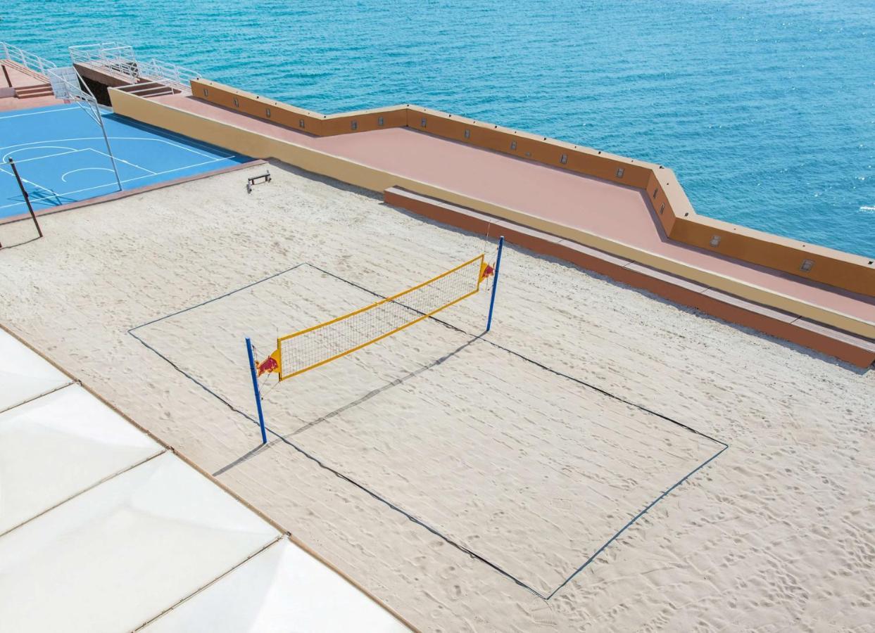Radisson Blu Hotel, Kuwait Κουβέιτ Εξωτερικό φωτογραφία The beach tennis court