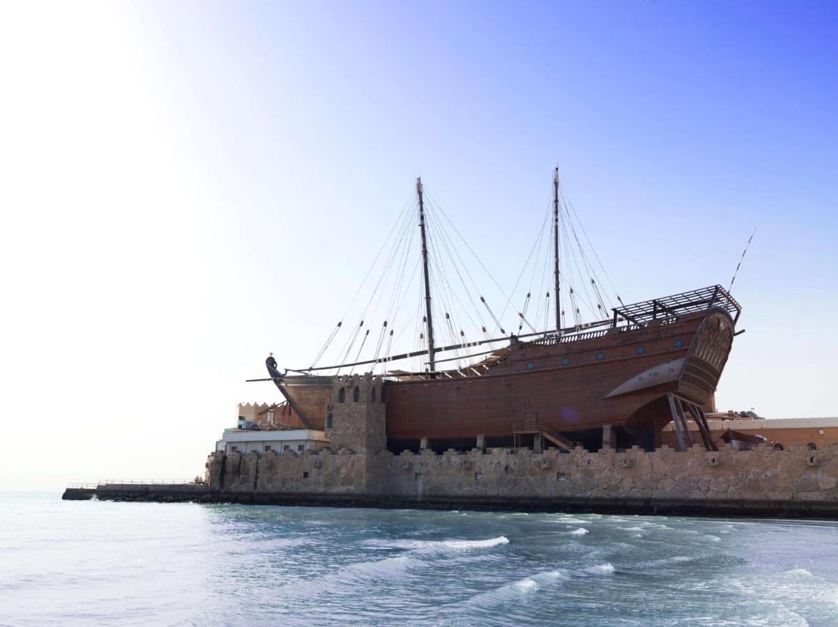 Radisson Blu Hotel, Kuwait Κουβέιτ Εξωτερικό φωτογραφία A traditional dhow in the port of Al-Barka