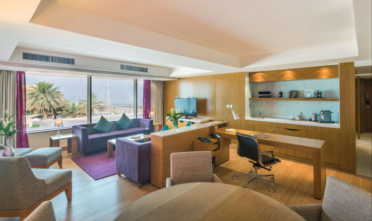 Radisson Blu Hotel, Kuwait Κουβέιτ Εξωτερικό φωτογραφία Suite at the Jumeirah Beach Hotel