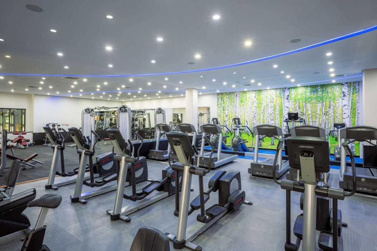Radisson Blu Hotel, Kuwait Κουβέιτ Εξωτερικό φωτογραφία The gym at the hotel